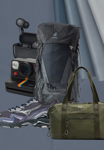 Zwarte Deuter rugzak, grijze sneakers met een mesh-structuur, groene sporttas en een Polaroid camera met retro-ontwerp en kleurlijn.
