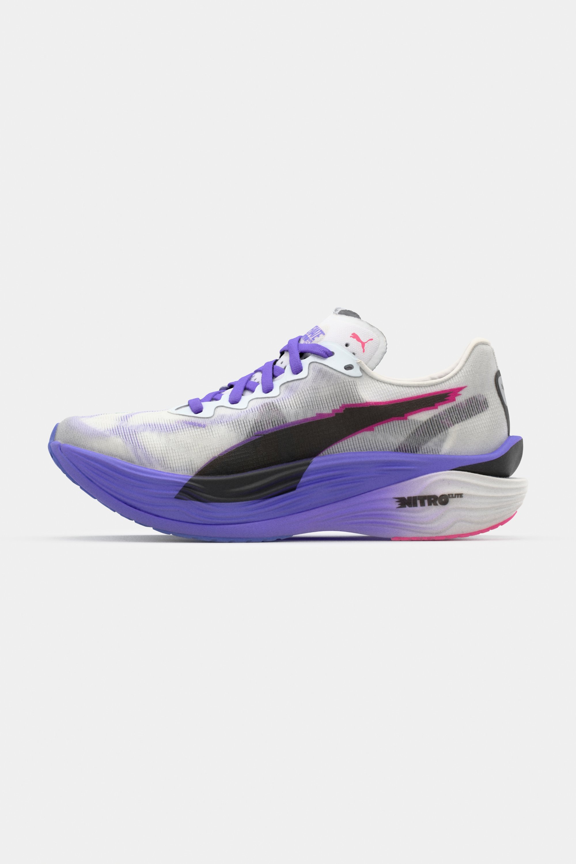 Zapatilla de correr con una parte superior blanca y morada, detalles en negro y una suela gruesa morada. Presenta un material texturizado y una marca distintiva.