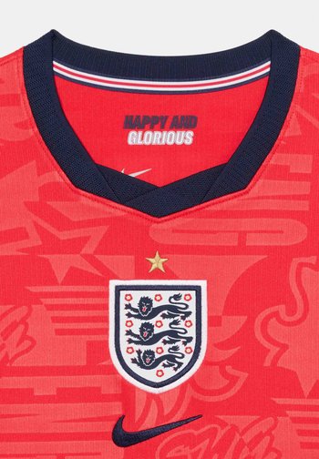 Maillot de sport rouge avec col marine, écusson de l'équipe nationale d'Angleterre avec trois lions et une étoile dorée, et texte « Happy and Glorious » à l'intérieur du col.