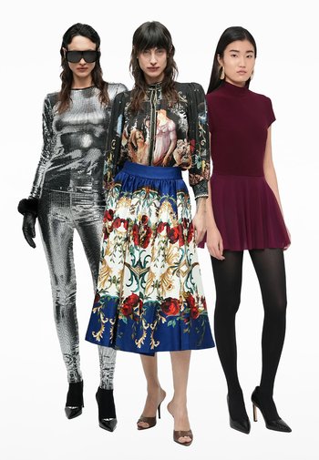 Trei modele purtând ținute distincte: un top argintiu metalic cu paiete și pantaloni asortați, o fustă cu model floral și o bluză neagră, și o rochie burgundă.