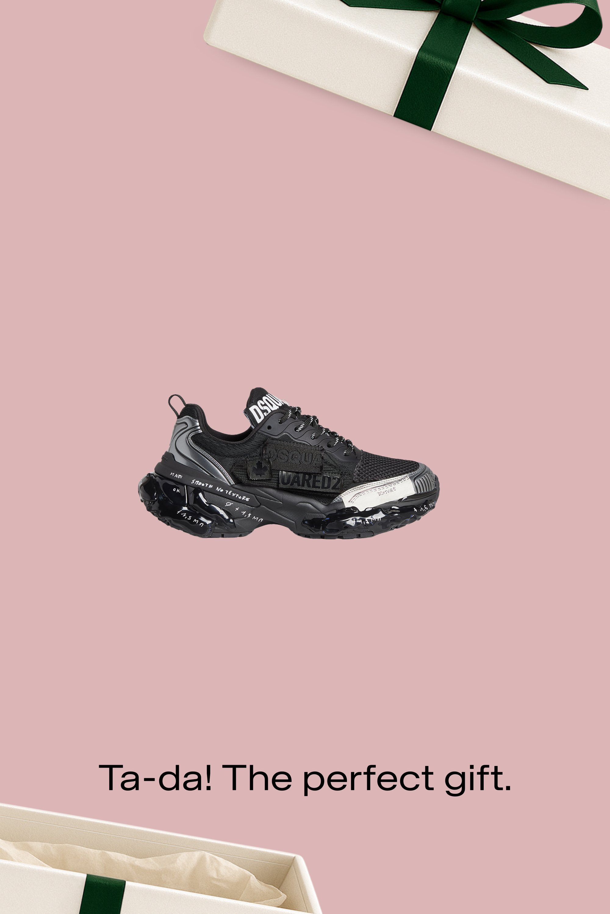 Zapatilla negra con materiales de malla y cuero, con suela gruesa, detalles en blanco, logotipo en el lateral y etiqueta de talón en forma de lazo.