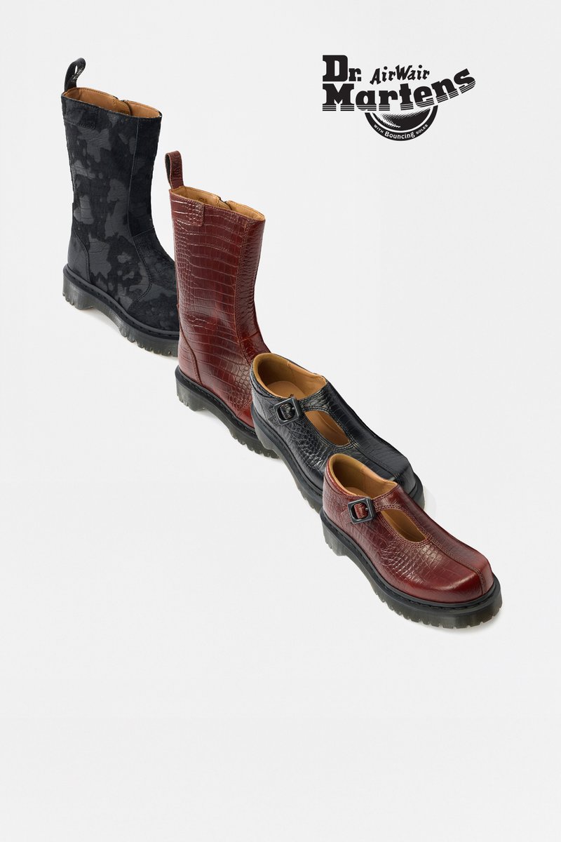 Tre par Dr. Martens fodtøj: en sort støvle med mønster, en rød støvle med krokodillestruktur og en rød-sorte Mary Jane-stil sko med spænde.