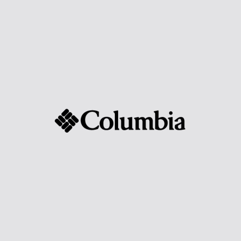 Logo Columbia con carattere nero in grassetto e un motivo geometrico a forma di diamante. Design semplice e pulito su uno sfondo grigio chiaro.