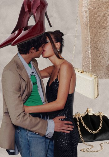 Raudoni lakiniai aukštakulniai, juoda suknelė su blizgučiais, blizgus auksinis rankinukas ir juoda tekstūruota rankinė su auksine grandinėle. Pora apsikabinusi.
