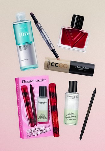 Produits de soin de la peau et de maquillage comprenant tonique, teintures pour lèvres, démaquillant, mascara, eye-liner et un flacon de parfum rouge sur une surface claire.