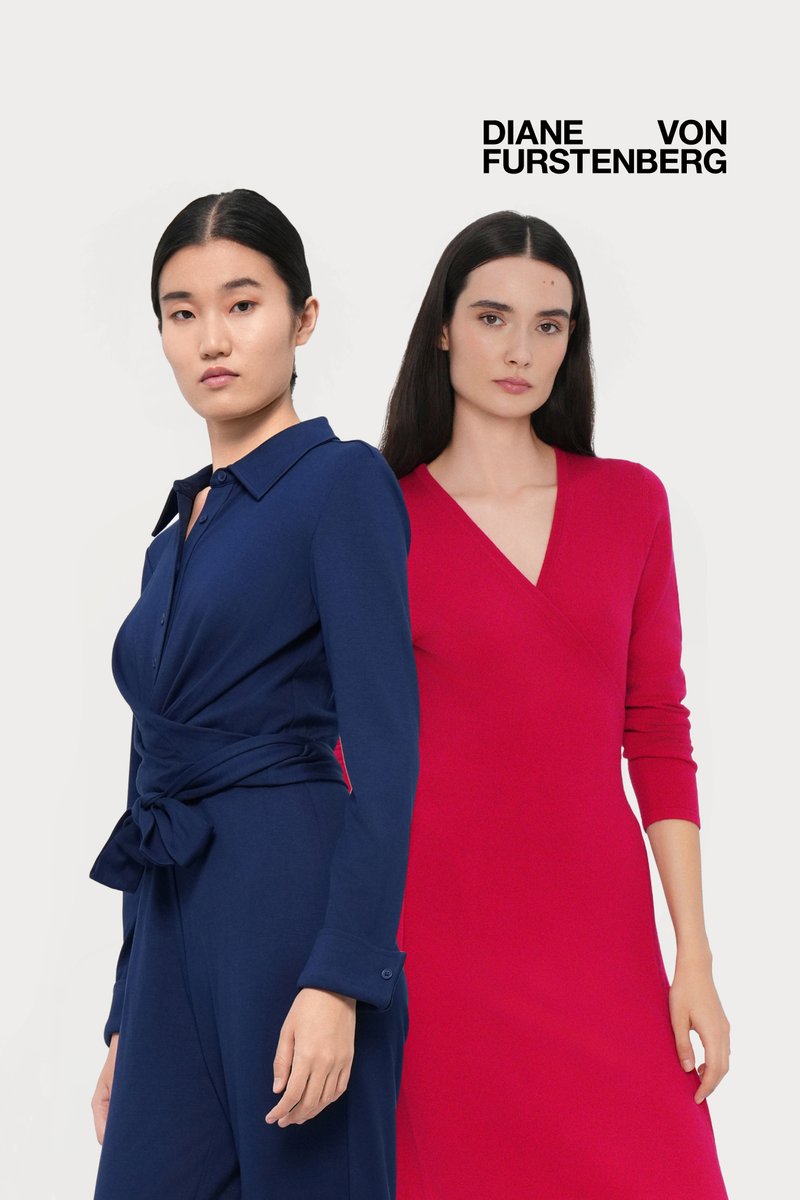Marineblauwe jurk met een geknoopt taille en lange mouwen, naast een aangesloten, effen roze wikkeljurk met lange mouwen. Beide hebben minimalistische ontwerpen.