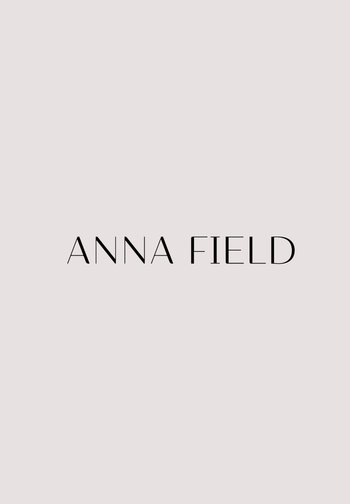 Testo "ANNA FIELD" in carattere sottile, nero e moderno centrato su uno sfondo grigio chiaro.