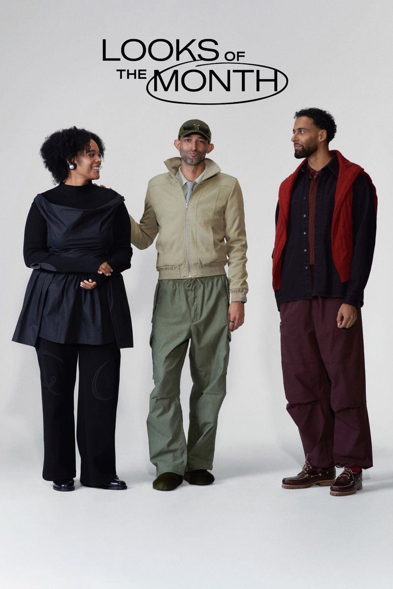 Drei Personen präsentieren unterschiedliche Outfits: ein schwarzes drapiertes Oberteil, eine beige Zip-Jacke und einen roten Pullover über einem dunklen Hemd, kombiniert mit verschiedenen Hosen.