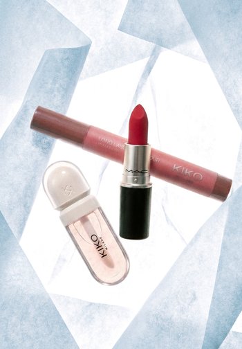 Czerwona szminka MAC, różowy marker do ust KIKO oraz przezroczysty błyszczyk do ust KIKO Milano na jasnoniebieskim geometrycznym tle.