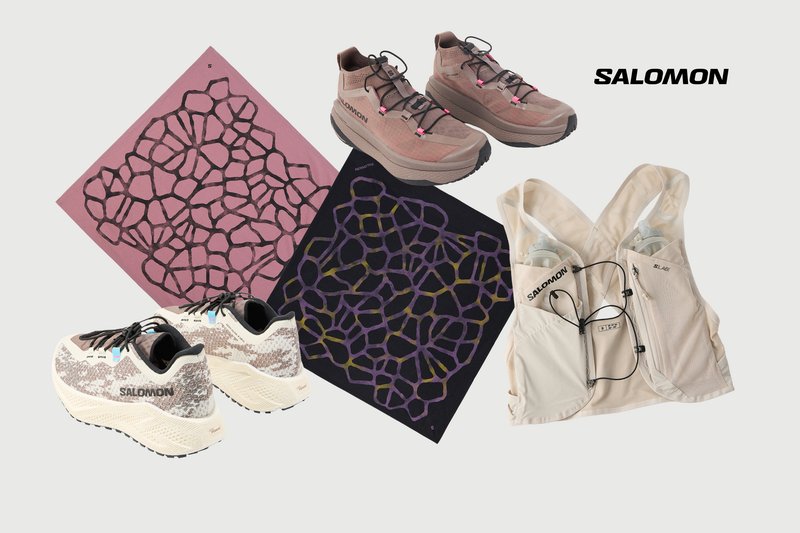 Dos pares de zapatillas de trail running Salomon, un chaleco beige para correr con mochilas de hidratación y dos esterillas estampadas dispuestas sobre un fondo claro.