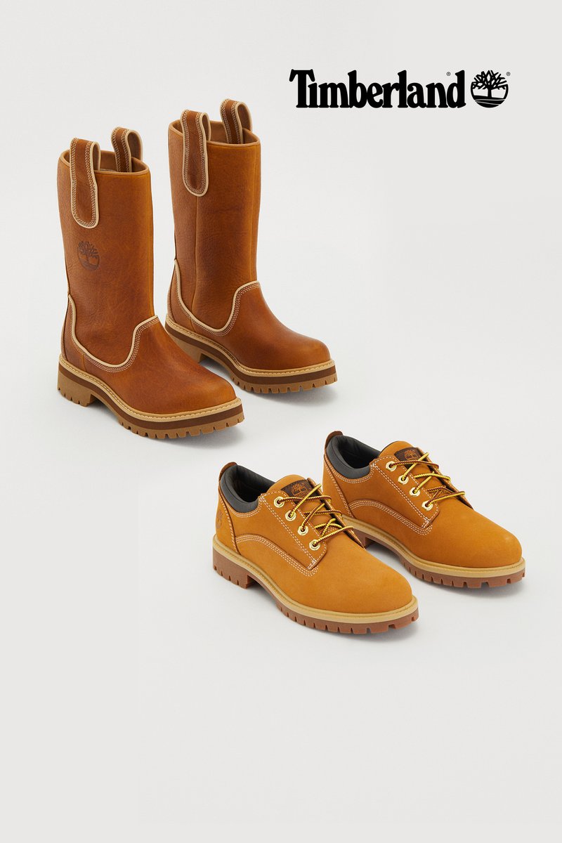 Twee paar Timberland-schoenen: hoge bruine leren laarzen met uittreklusjes en beige accenten, en laag uitgesneden gele veterschoenen met contrasterende zwarte details.