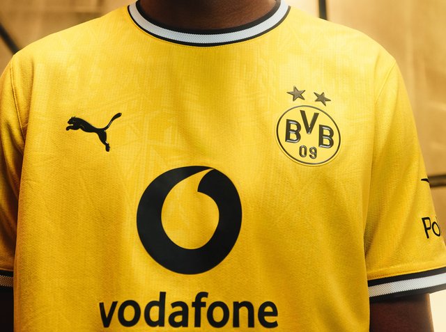Gelbes Borussia Dortmund Fußballtrikot mit Puma-Logo, Vodafone Sponsor und BVB 09 Wappen mit zwei Sternen auf der Brust.