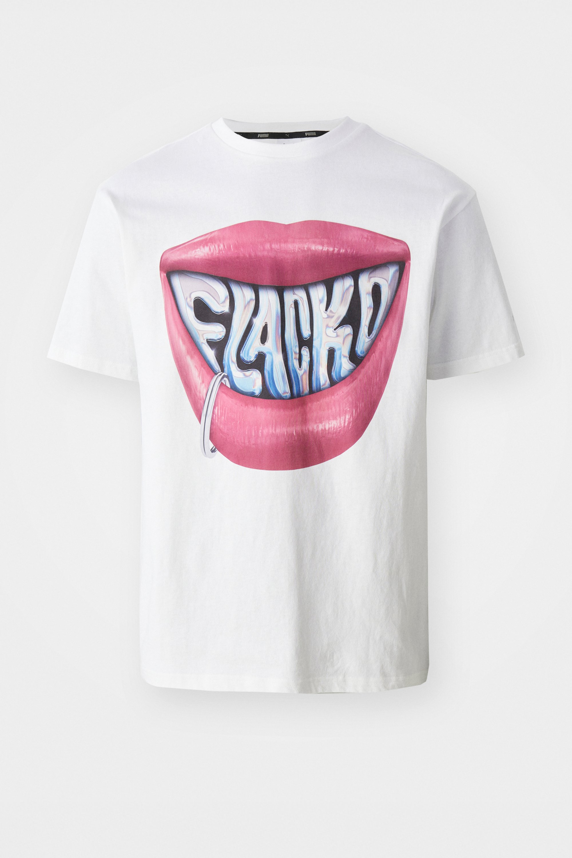 Camiseta blanca con un grande gráfico de labios rosas y la palabra "FLACKO" en letras azules estilizadas dentro de la boca.