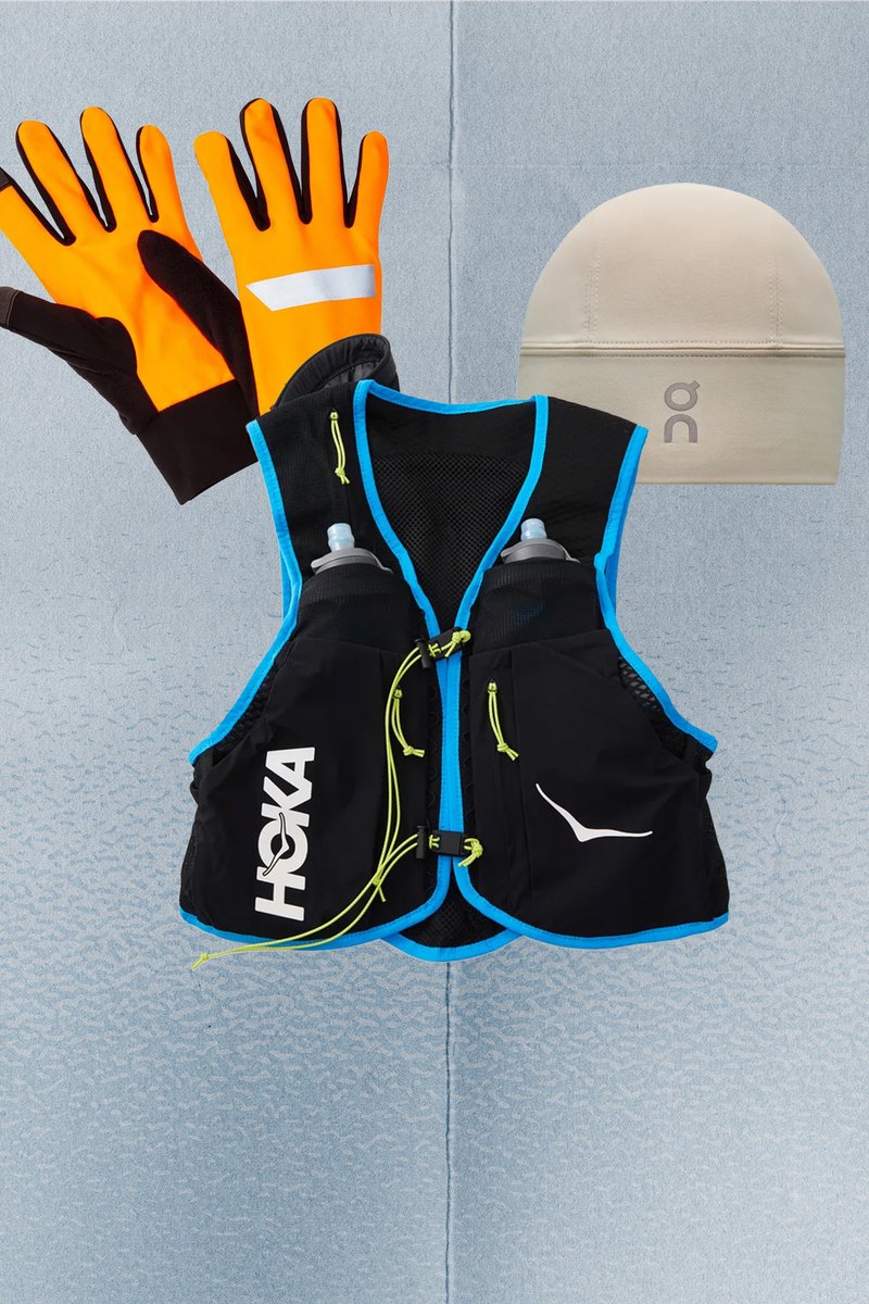 Zwart hardloopvest met blauwe accenten, twee waterflessen, feloranje handschoenen met reflecterende strip en beige nauwsluitende pet met logo.
