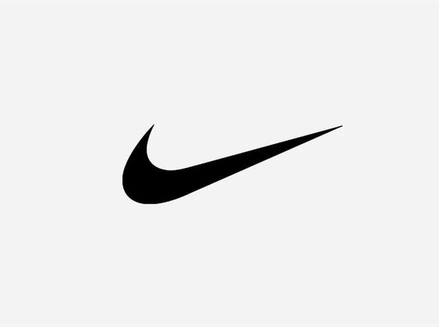 Logo Swoosh Nike nero su uno sfondo bianco semplice, che simboleggia la prestazione atletica e lo sport.