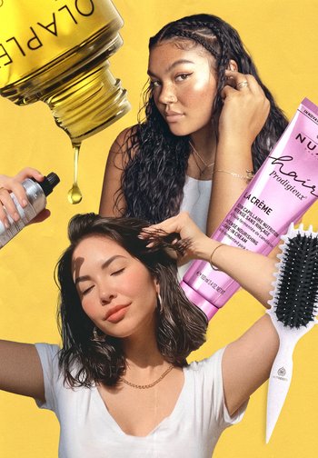 Deux femmes avec des cheveux ondulés interagissent avec des produits capillaires : une bombe de spray, une bouteille d'huile et un tube de crème rose, le tout sur un fond jaune.