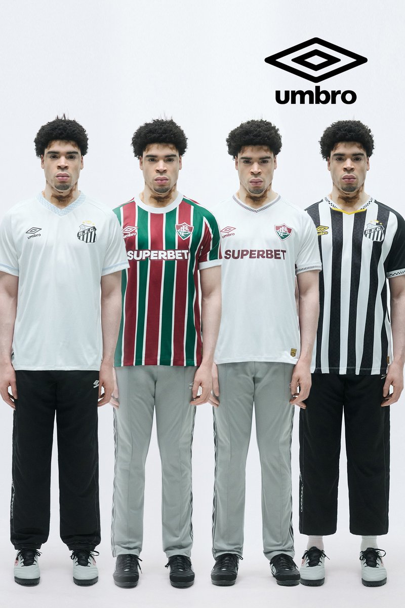 Quattro maglie da calcio esposte: bianca con logo, a strisce verde e rosse, bianca semplice e a strisce nere e bianche. Tutte abbinate a pantaloni grigi.