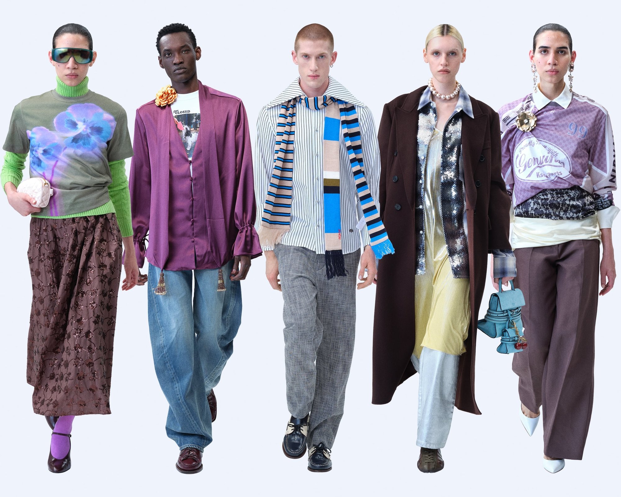 Cinque modelli mostrano outfit diversi: una t-shirt floreale, una giacca di raso viola, una sciarpa a righe, un top luccicante e un cappotto marrone, abbinati a accessori unici.