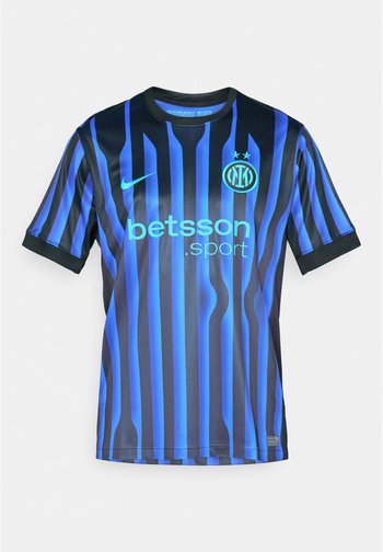 Maillot de football à rayures noires et bleues, avec un col rond, des manches courtes et un logo sur la poitrine ; "betsson.sport" en bleu clair.