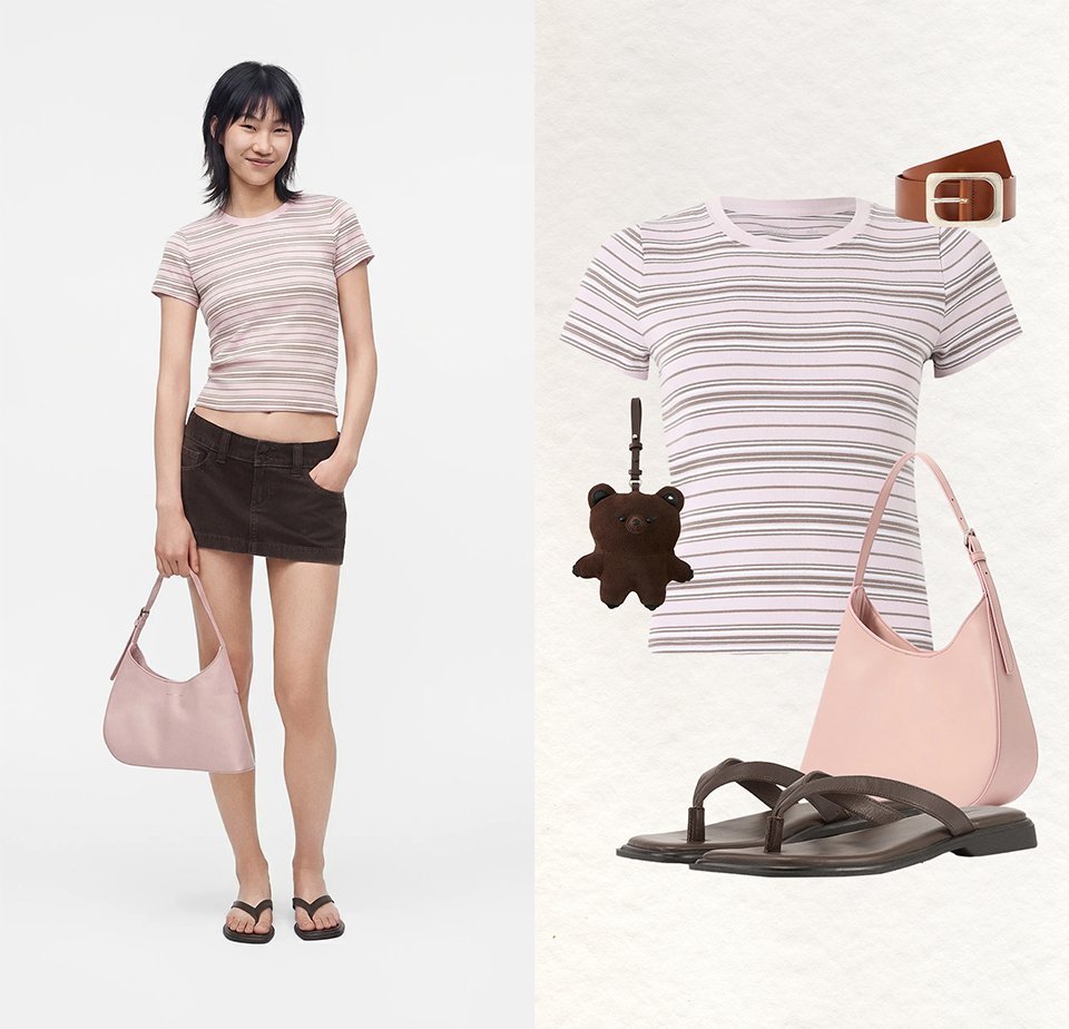 Femme portant un t-shirt rayé rose, une mini-jupe noire, des sandales noires, tenant un sac à main rose ; tenue assortie avec ceinture et porte-clés ours montré.