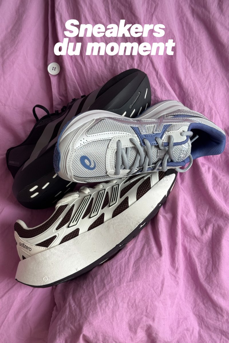 Trois paires de baskets empilées : en mesh gris et bleu, noires avec des accents blancs, et brunes avec des bandes blanches ; chacune présente des designs et textures distincts.