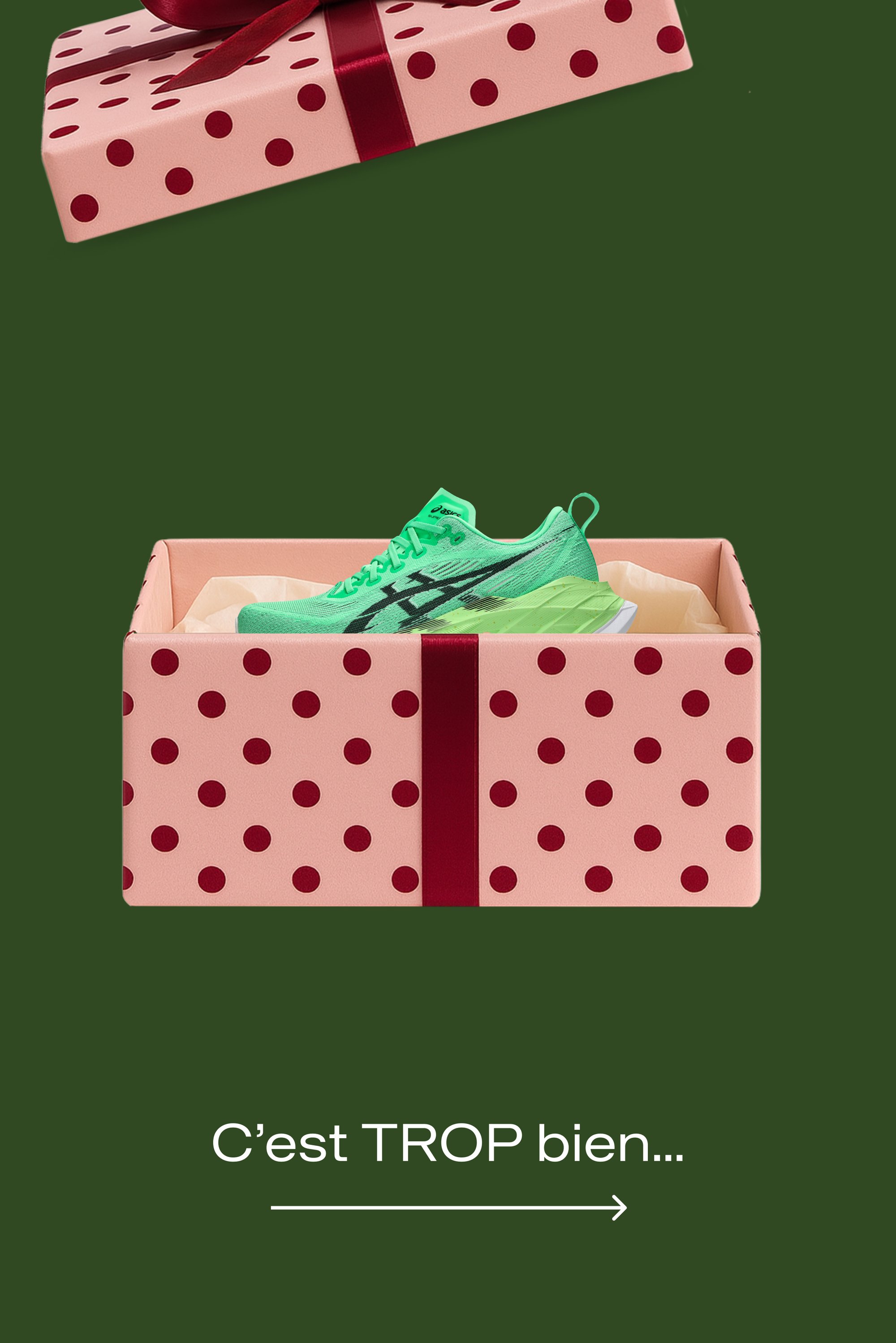 Chaussure de sport verte dans une boîte cadeau rose à pois, fermée par un ruban rouge. La boîte contient du papier de soie froissé pour la protection.