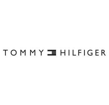 Schwarzes Logo mit den Worten "TOMMY" über "HILFIGER", versehen mit einem stilisierten, horizontalen roten und weißen Rechteck, das eine Flagge ähnelt.