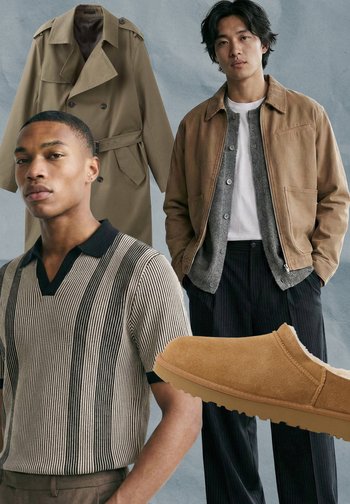 Deux hommes portent des vêtements d'automne : l'un porte un polo en maille rayée, l'autre une veste beige sur un cardigan gris et un t-shirt blanc, avec un trench beige et des mocassins en daim.