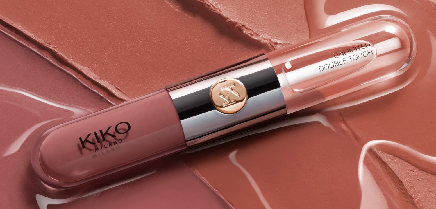 Labial líquido de doble punta KIKO Milano Unlimited Double Touch en un tono rosa apagado sobre muestras de labial a juego.