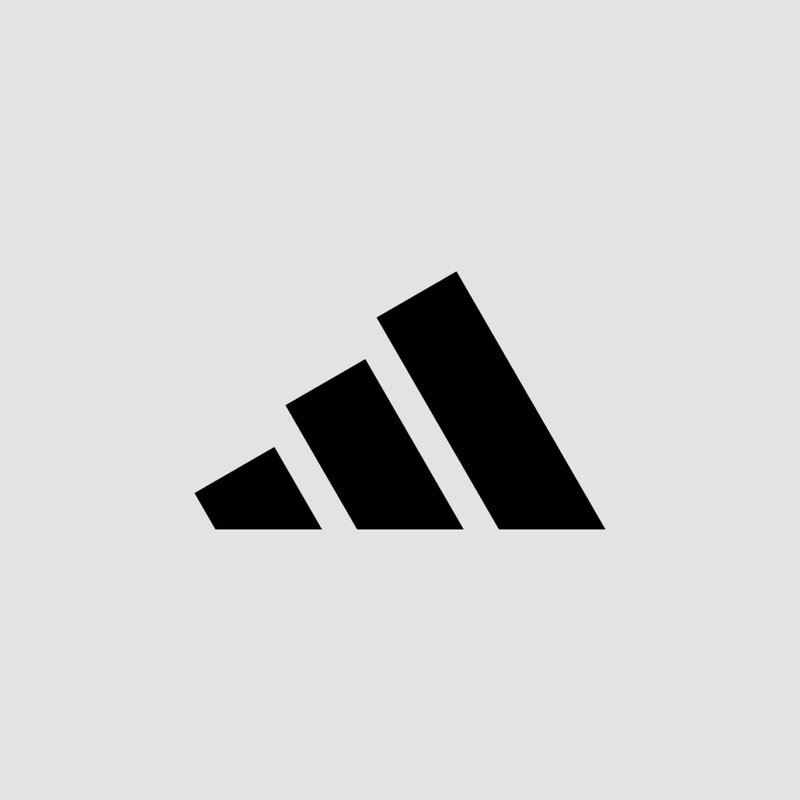Logo de Adidas en negro con tres rayas diagonales sobre un fondo gris claro. Diseño simple y minimalista que enfatiza la identidad de la marca.