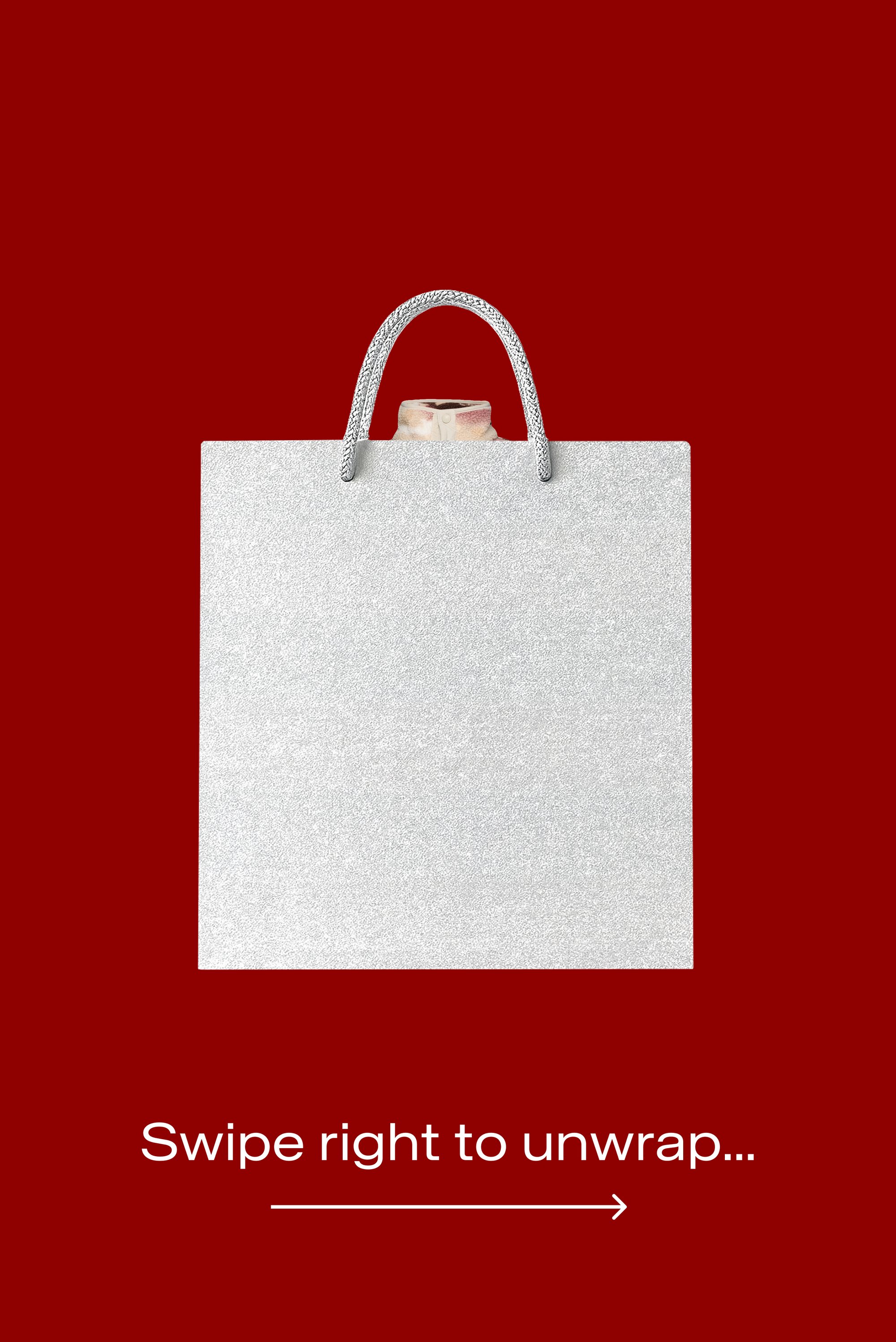 Borsa regalo glitterata argento con design piatto, caratterizzata da un manico a corda decorato. Lo sfondo è di un rosso uniforme. Il bordo superiore rivela parzialmente il contenuto.