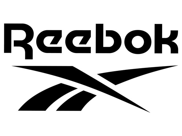 Czarny logo Reebok z wyraźną, nowoczesną typografią oraz stylizowanym "R" z ukośnymi liniami, umieszczone na jednolitym białym tle.