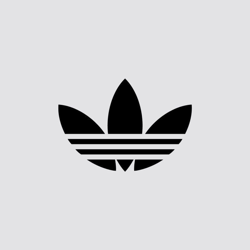 Logo Adidas trefoil nero con tre forme simili a foglie e tre strisce orizzontali sottostanti, su uno sfondo grigio chiaro.