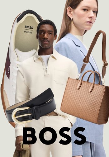 Mann in cremefarbenem Outfit, Frau im blauen Anzug, weiße Sneaker, schwarzer Gürtel und braune geflochtene Lederhandtasche mit BOSS-Logo.