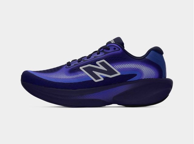 Μπλε και μαύρο παπούτσι τρεξίματος New Balance με παχιά σόλα, σχέδιο με κορδόνια και μεγάλο ανακλαστικό λογότυπο "N" στο πλάι.