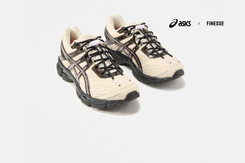 Paar beige-schwarze Asics-Laufschuhe mit Mesh-Obermaterial und schwarzen Schnürsenkeln, präsentiert mit Asics- und Finesse-Logos auf weißem Hintergrund.