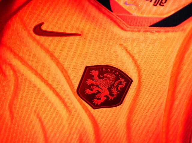 Hell oranges Sporttrikot mit schwarzem Nike-Logo und KNVB-Löwenwappen auf der Brust.