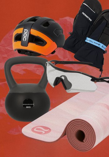 Svart och orange cykelhjälm; svart kettlebell (6 kg); genomskinliga solglasögon; svarta vantar; rosa yogamatta med logotyp.