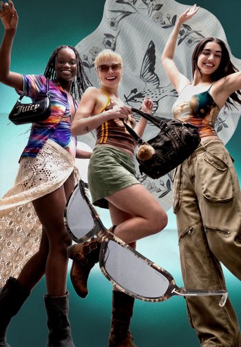 Drei unterschiedliche junge Frauen posieren fröhlich in bunten Sommeroutfits mit Handtaschen und Stiefeln, übergroße Sonnenbrillen im Vordergrund.