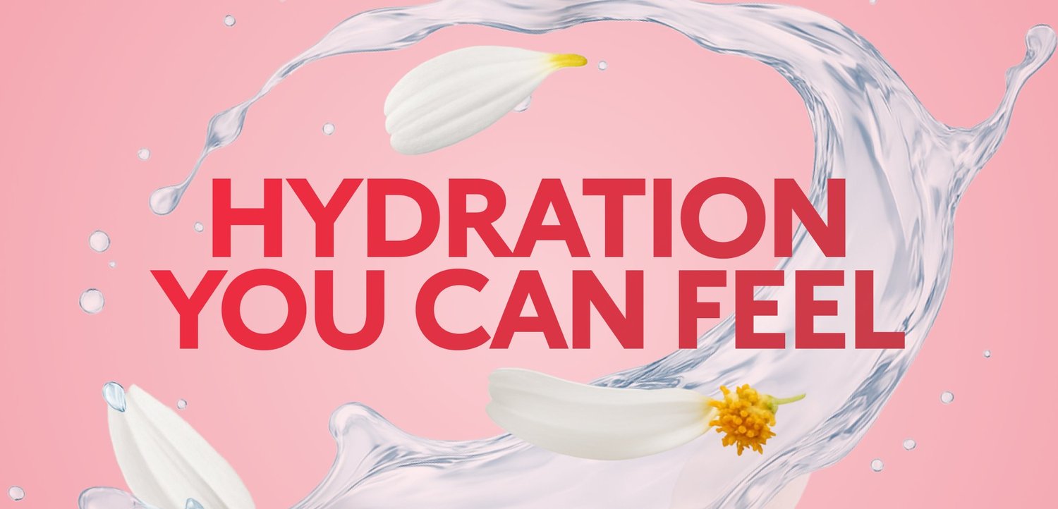 Roter fetter Text „HYDRATION YOU CAN FEEL“ mit weißen Blütenblättern und wirbelnden Wassertropfen auf einem zarten rosa Hintergrund.