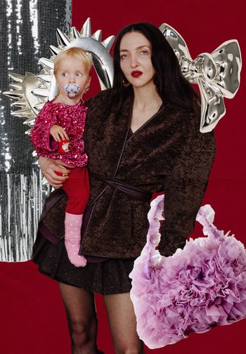 Ruda, minkštos tekstūros išorinė apranga su raišteliu. Vaikas dėvi rožinius su taškeliais tamprius ir sidabrinius aksesuarus. Didelė, raukšlėta rožinė rankinė laikoma suaugusiojo.