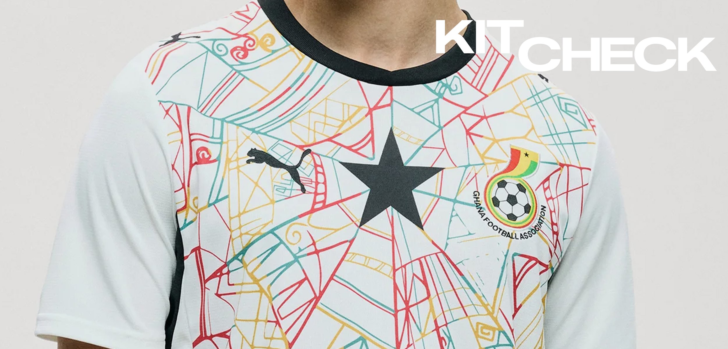Oberkörper, der das Trikot der ghanaischen Fußballmannschaft trägt, mit schwarzem Stern, bunten abstrakten Linien, Puma-Logo und Abzeichen des Ghanaischen Fußballverbands.