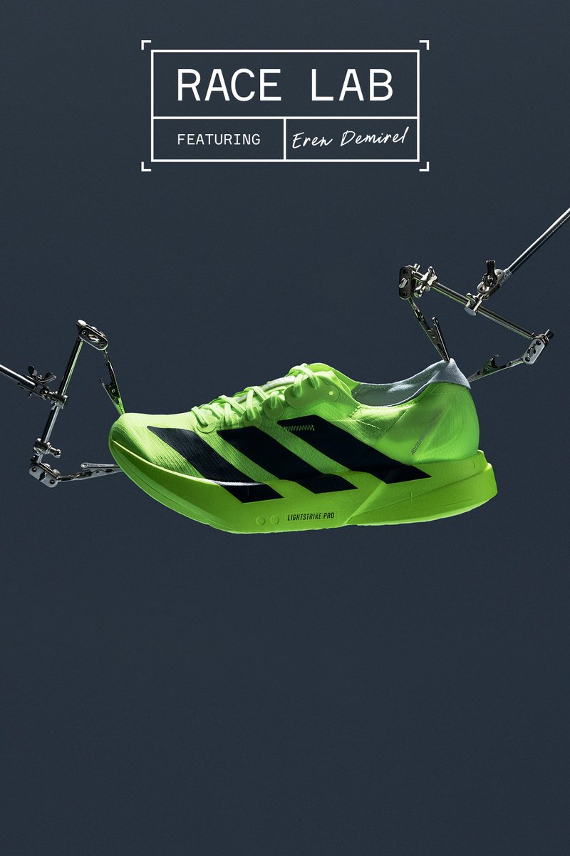 Neon groene hardloopschoen met zwarte strepen, lichtgewicht ontwerp, gestructureerde bovenkant en een stevige zool gelabeld "LIGHTSTRIKE PRO." Opgehangen ter presentatie.