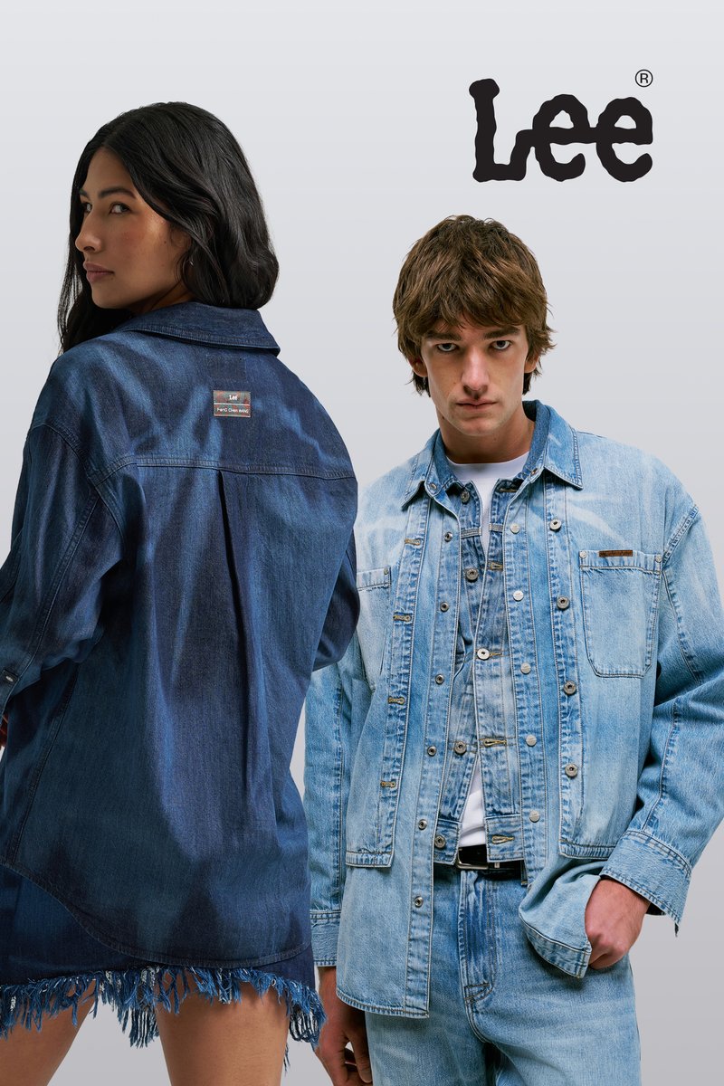 Femme de dos en veste en jean foncée avec ourlet à franges, homme de face en veste en jean claire et jean, logo Lee au-dessus d'eux.