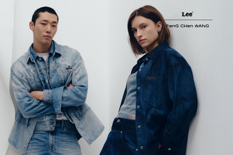 Zwei Models in blauen Denim-Outfits posieren vor weißem Hintergrund mit den Marken "Lee" und "Feng Chen Wang".
