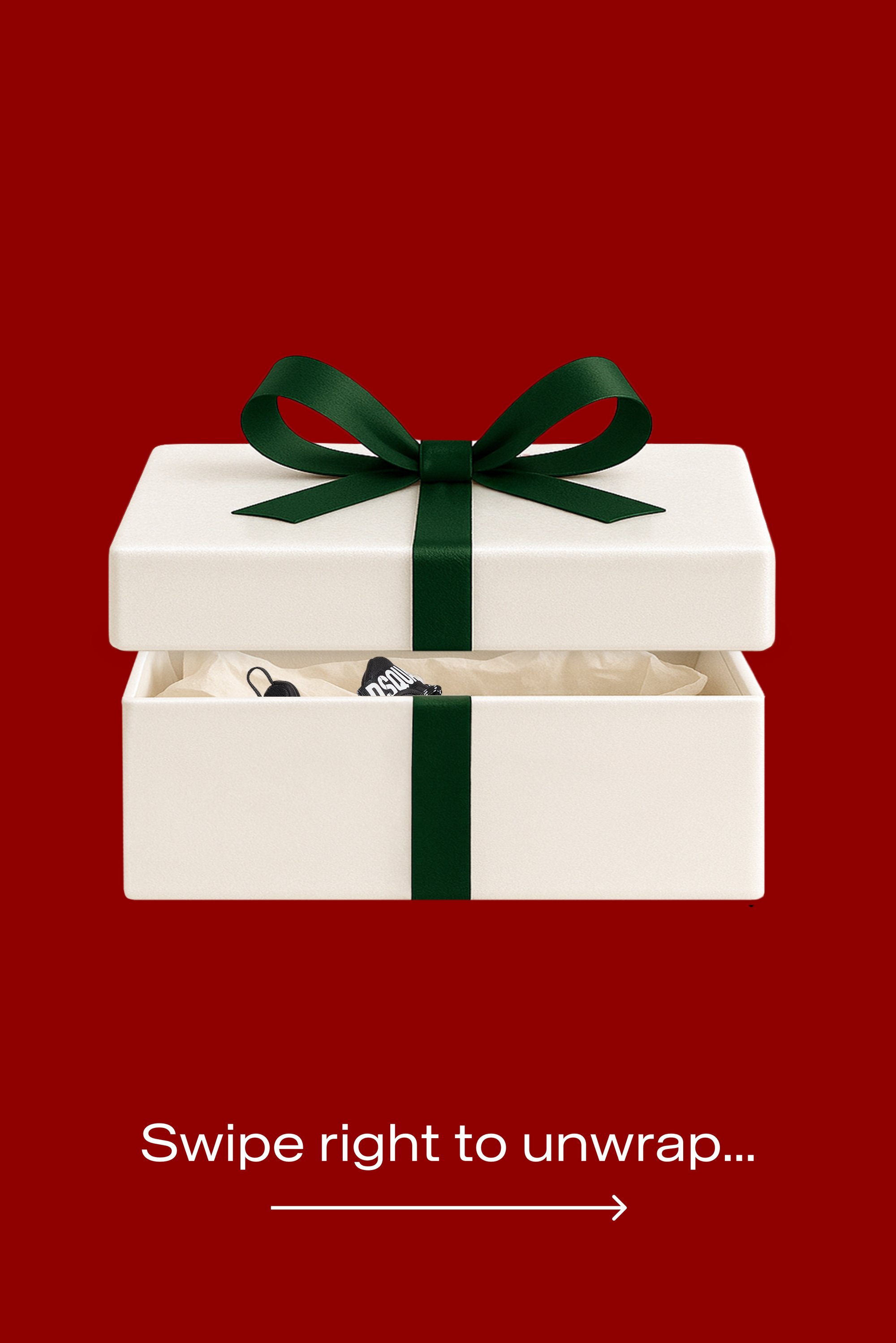 Caja de regalo blanca con una cinta y lazo verde oscuro, parcialmente abierta para revelar papel de seda arrugado en su interior. Fondo rojo.