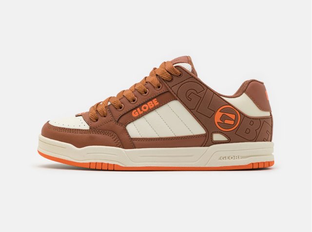 Brune og kremfargede joggesko med oransje detaljer og "GLOBE"-merke, med teksturerte sider og en robust gummisåle, vist mot en hvit bakgrunn.