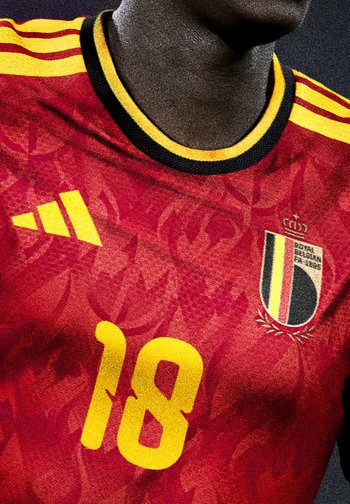 Rood en geel Belgisch voetbalshirt met nummer 18, Adidas-logo en het embleem van de Koninklijke Belgische Voetbalbond op de borst.