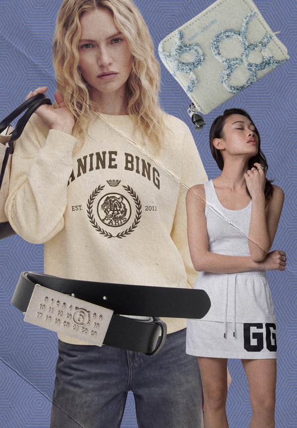 Femme blonde en sweat-shirt beige tenant un sac noir, femme brune en robe débardeur blanche, ceinture noire et petite pochette blanche sur fond bleu à motif.