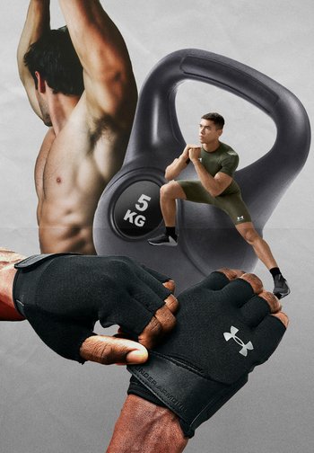 Twee mannen zijn aan het trainen: de ene staat in een squatpositie en draagt sportoutfits, terwijl de andere gewichten heft. Zwarte trainingshandschoenen liggen op de voorgrond.